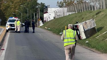 un hombre murio tras haber sido embestido por un camion que termino volcando