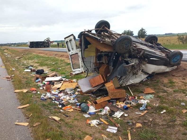 Camión embistió a camioneta que era empujada por dos hombres