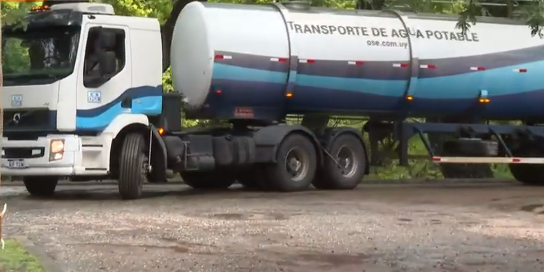 Personal del Ejército trasladó agua en camiones de OSE desde Laguna del Sauce, en Maldonado, hacia la ciudad de Minas.