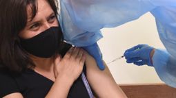 Vacunación uruguaya contra el COVID-19 es dominada por mujeres