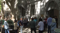 Votación en el consulado de Argentina en Montevideo para el balotaje entre Massa y Milei.