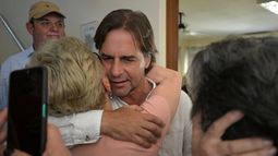 Así fue el momento en que un militante frenteamplista se acercó a saludar a Lacalle en Canelones