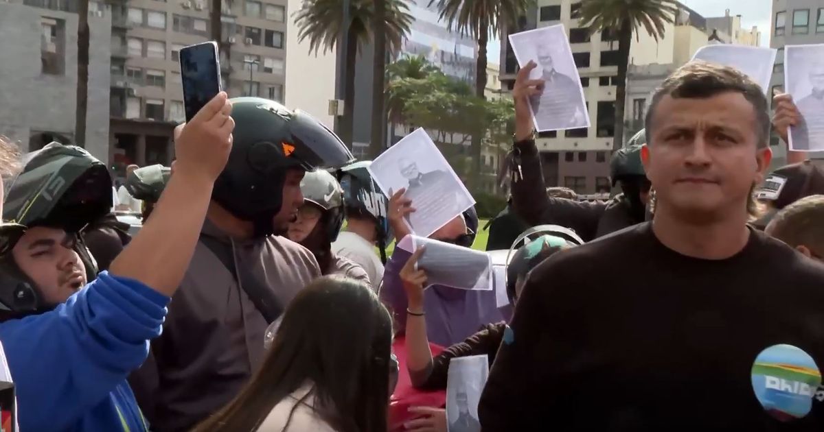 Repartidores se movilizaron en Plaza Independencia para exigir justicia tras el asesinato de un trabajador