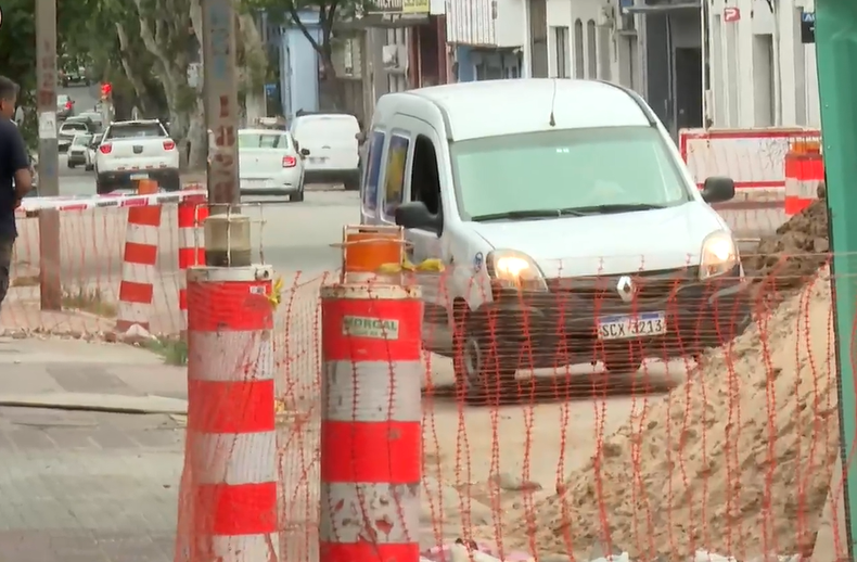 Convivir con una obra: el drama de los vecinos que denuncian que rompieron la calle cinco veces en tres años