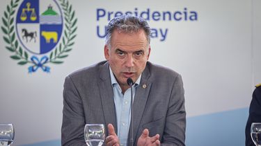Yamandú Orsi señaló que con donación de camioneta avienta cualquier tipo de especulación posterior Yamandú Orsi señaló que con donación de camioneta avienta cualquier tipo de especulación posterior