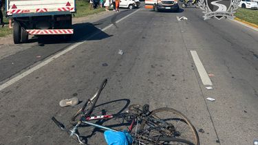 Un ciclista falleció embestido por un camión en Ruta 8; ocasionó el siniestro un auto sin frenos