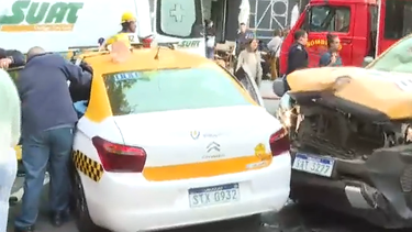 Varias personas lesionadas en un siniestro de tránsito en la zona de Palermo: chocaron un taxi y una camioneta