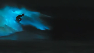 Surfista uruguayo sobre olas luminosas en Manantiales: Fue una noche mágica, surrealista