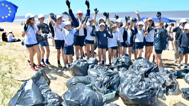 Unos 400 niños ayudaron a limpiar la playa del arroyo Carrasco.