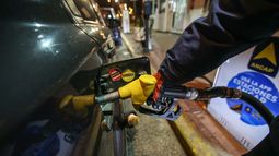 Gobierno analiza mantener los precios de los combustibles