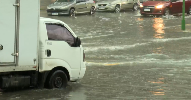 Montevideo activó los servicios de emergencia por el temporal y el Cecoed recibió más de 60 llamadas