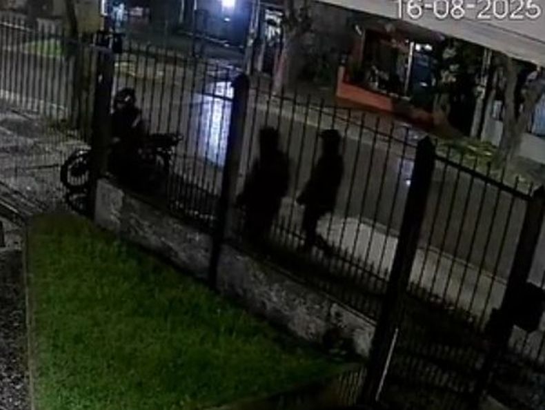 Violenta rapiña a un joven en Aires Puros quedó registrada en cámaras de videovigilancia