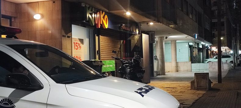 Un delincuente robó un supermercado en pleno Pocitos y escapó a contramano y en bicicleta