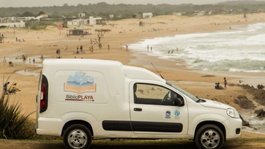 La Intendencia de Rocha y la Biblioteca Nacional del Uruguay lanzaron la 3.ª edición del proyecto turístico-cultural BiblioPlaya.