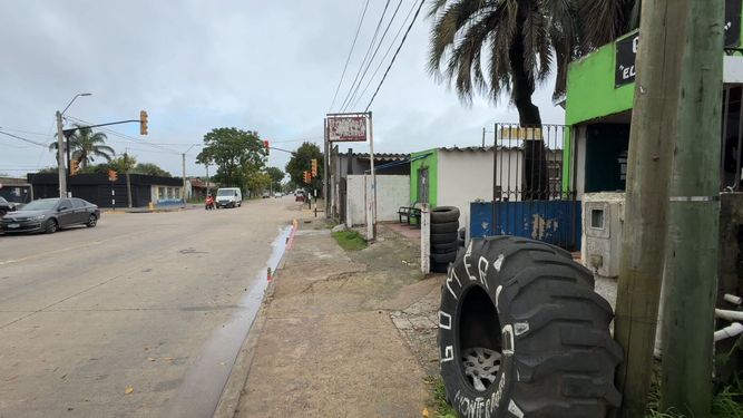 Auto embistió a dos trabajadores de una gomería en Rocha y el conductor se fugó