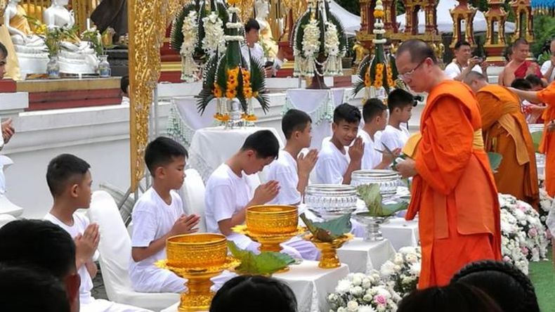 Niños rescatados en Tailandia serán iniciados como monjes