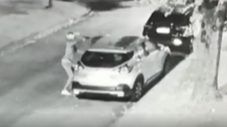 Asaltaron a punta de pistola a conductor que estaba en un auto con niños