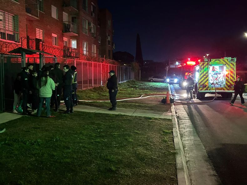 Incendio en cooperativa de viviendas de Malvín Norte: evacuaron a 41 familias y una mujer resultó intoxicada