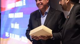 Son esas cosas que no me pertenecen, sino al pueblo uruguayo, dijo Orsi al recibir la Cruz de Armenia