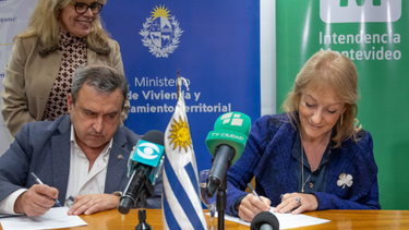 El MVOT y la Intendencia de Montevideo firmaron un convenio para el realojo de familias del asentamiento 22 de Mayo.