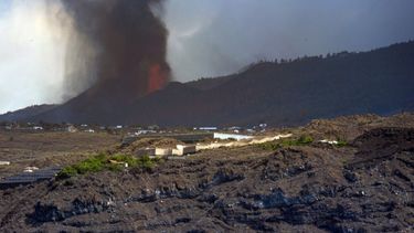 La lava del volcán de Canarias gana terreno al mar