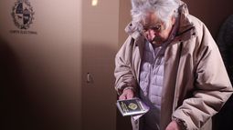 Mujica votó y dijo que el Frente Amplio no puede volver a cometer el error de titubear con la fórmula