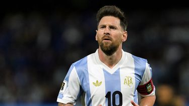 lionel messi fuera de la convocatoria por lesion y no jugara ante uruguay en el estadio centenario