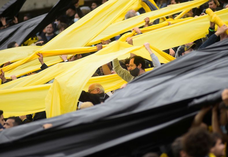 Cuatro detenidos por incidentes en festejos de Peñarol.