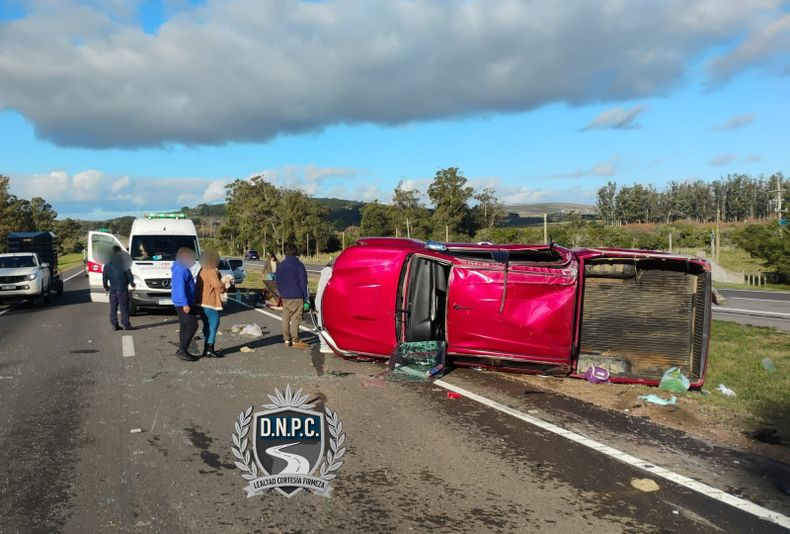Cuatro personas lesionadas tras vuelco de una camioneta en ruta 9; una está grave