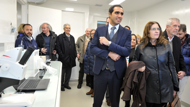 &nbsp;La ministra y el subsecretario de Salud Pública, Karina Rando y José Luis Satdjian, en el laboratorio de vectores.