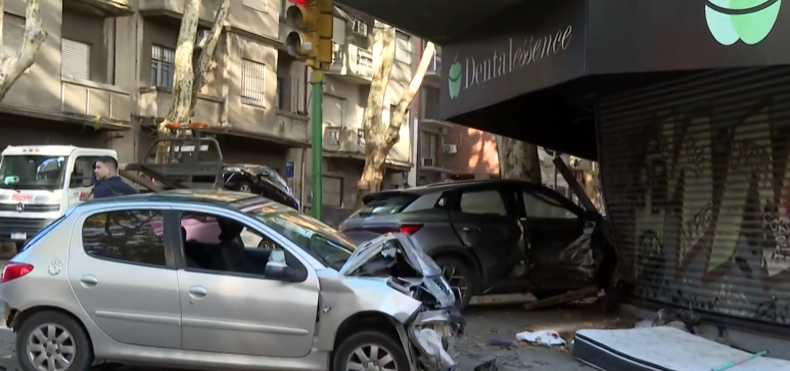 Personas dormían en una esquina y casi son atropelladas: conductor contra flecha y con alcohol provocó choque