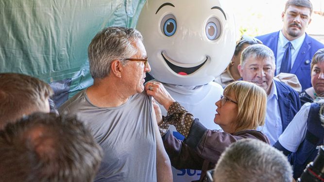 A los pinchazos: Cristina Lustemberg vacunó al ministro de Salud de Brasil en Rivera