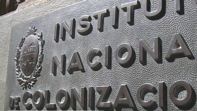 Compra de tierras por Colonización despertó críticas de la oposición y citaron a Fratti al Parlamento