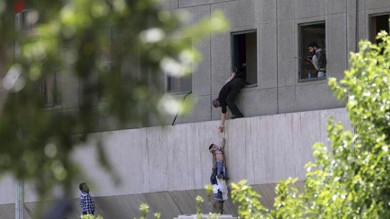 Doce muertos en ataque al Parlamento de Irán
