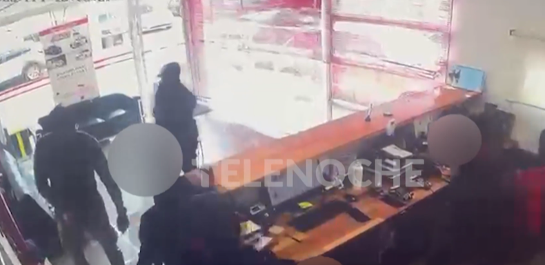 Rapiñaron una automotora, redujeron a trabajadores y tiraron miguelitos: buscaban los papeles de los autos