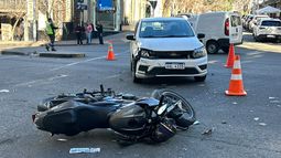 Choque entre un auto y una moto dejó herida a una funcionaria policial en Cordón Sur