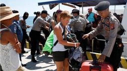 Más de 7.000 turistas fueron evacuados de tres islas de Indonesia