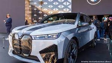 El BMW puede cambiar de color