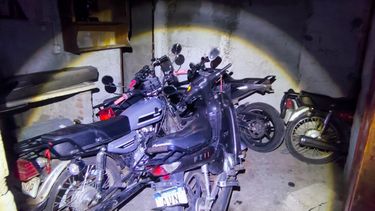 La Policía desmanteló un centro de acopio de motos robadas en El Monarca e incautó varios vehículos