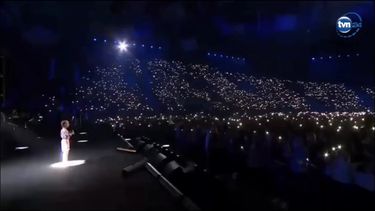 de cantar en un bunker a brillar en un estadio: la historia de amellia conquista el mundo