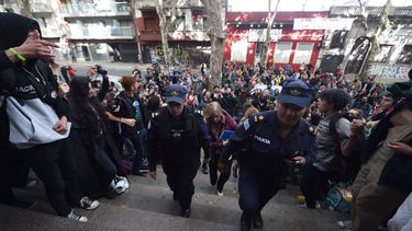 La inspectora ingresó al liceo IAVA acompañada con la Policía.