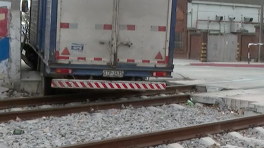 un camion termino sobre las vias del tren tras chocar con un taxi