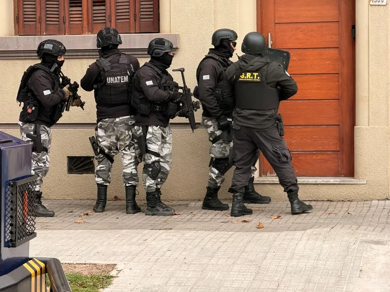 Permanece grave el policía baleado durante la rapiña a un residencial en Atahualpa