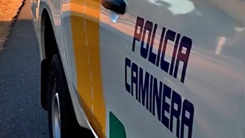 Un camión blindado chocó contra un cartel publicitario en la Intebalnearia y un hombre resultó herido