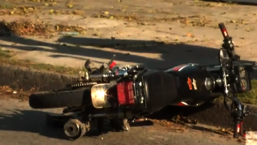 Dos menores que circulaban en una moto robada chocaron en Villa Española