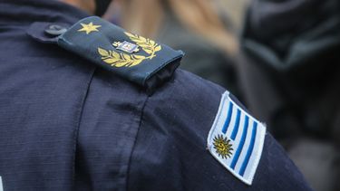 Mujer alcoholizada intentó fugar y se llevó a un hombre agarrado del capó