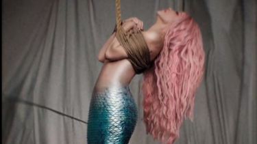 Shakira en su tema Copa Vacía.