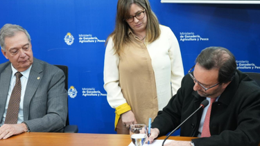 El ministro de Ganadería, Fernando Mattos, y el representante de CAF en Uruguay, Francois Borit, firmaron un convenio por sequía.