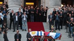 Con A Don José, despidieron el féretro de Mujica frente al Palacio Legislativo