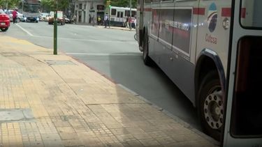 Mujer fue embestida por ómnibus en el Centro; quedó debajo del vehículo y fue rescatada por Bomberos